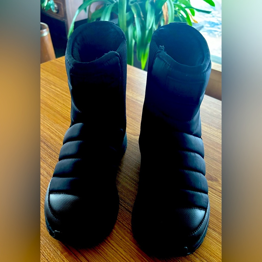 Kiziks Mid height Boots-mens 9.5/womens 11 BRAND NEW!